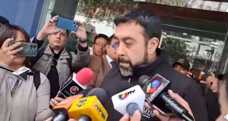 Arcistas y evistas ingresan a una reunión preparatoria organizada por la Defensoría