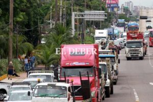 Las filas por combustible persisten en los surtidores cruceños