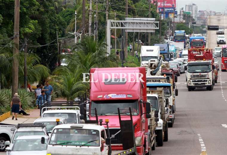 Las filas por combustible persisten en los surtidores cruceños