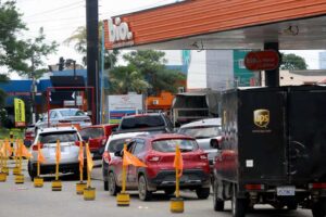 Se agrava escasez de combustibles, y surtidores despiden personal; en Argentina las cisternas bolivianas no pueden cargar