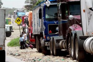 Más de 2.000 cisternas llegan al país, el combustible alcanza para una semana, según expertos