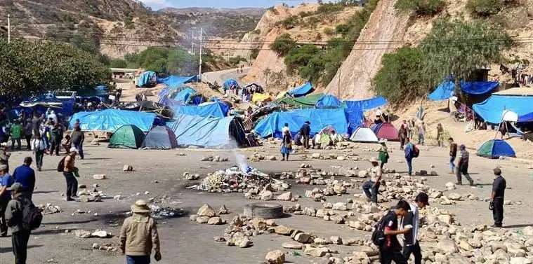 Policía toma puente Parotani y empieza a cerrar cerco en torno a la carretera Cochabamba-Oruro