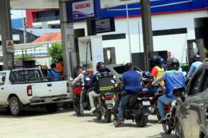 Otra jornada de largas filas por combustible; transportistas toman surtidores y amenazan con paros y bloqueos