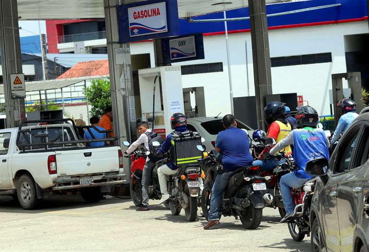 Otra jornada de largas filas por combustible; transportistas toman surtidores y amenazan con paros y bloqueos