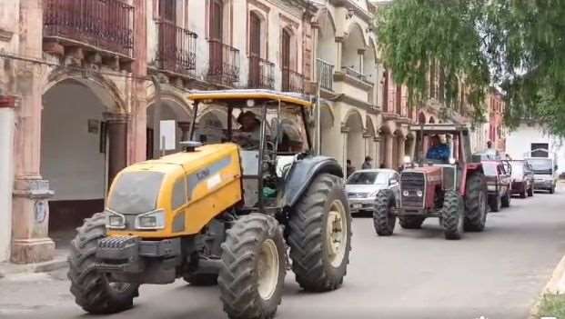 A un día de cumplirse el plazo establecido por Arce para resolver la falta de diésel, el problema persiste y transporte convoca a una cumbre