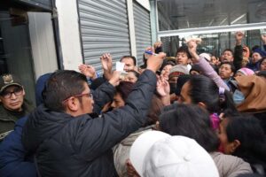 Tensión por la escasez de aceite en La Paz: protestas y desmanes en las calles