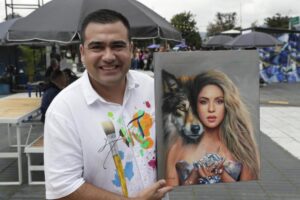 Los seguidores de Shakira madrugan a hacer fila para el concierto de ‘La Loba’ en Bogotá