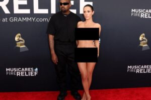 La esposa de Kanye West se fue casi totalmente desnuda a los Grammy