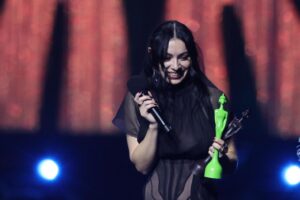 Charli XCX fue la gran triunfadora de los Premios Brit al obtener cinco galardones